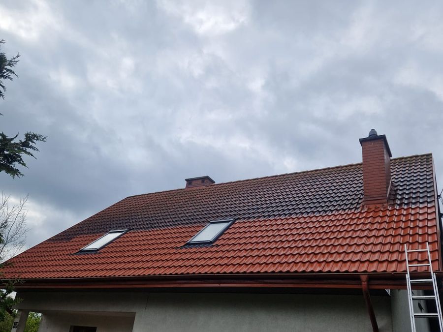 Dach domu jednorodzinnego po umyciu, z drabiną przystawną przy okapie