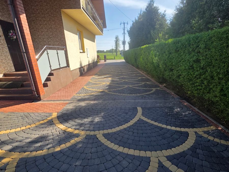 Nawierzchnia z kostki brukowej ułożonej we wzór wachlarzowy po umyciu