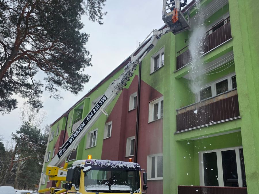 Mycie elewacji budynku wielorodzinnego z podnośnika koszowego